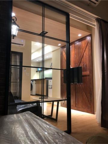 歐子群 - 英國鄉村穀倉門設計為客廳電視牆面增添空間層次並強化空間主題視覺感。