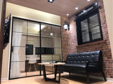 歐子群 - 英倫風格兩房一廳，衛浴設計成咖啡廳的櫥窗，不使用時可以通風乾燥。讓家不但機能時尚、更可以享受如同悠閒度假的輕鬆氛圍～