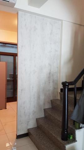 黃嘉文 - 為了避除傳堂煞，在樓梯處做一隔牆，利用大理石色的裝潢板，順便形成一道小造成牆。