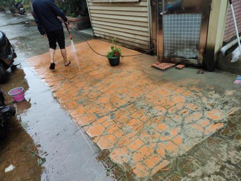 愛潔清潔專業委託 - 洗青苔地板