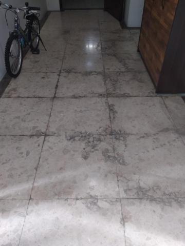 家家清潔石材美容 - 住户用塩酸洗、以至石材侵蝕、造成卡髒汙、已無法拖乾淨、請清潔公司以机器清洗、也無效