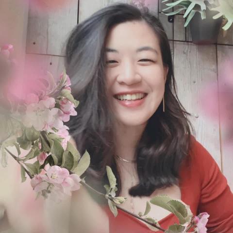 提供翻译i服務的專家Elaine Wang