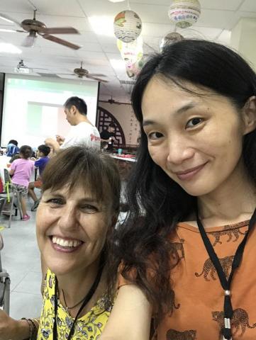 提供睫毛夾用法服務的專家Vicki