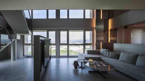 琢白設計 - 挑高客廳與窗外池塘的對話 琢白設計 - 挑高客廳與窗外池塘的對話