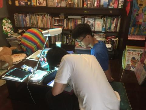 黃冠智 - 這是我教一位高二學生數學的上課情形，主要就是先教觀念，再帶他做幾個相關的習題，回去前也會交代作業給他練習。