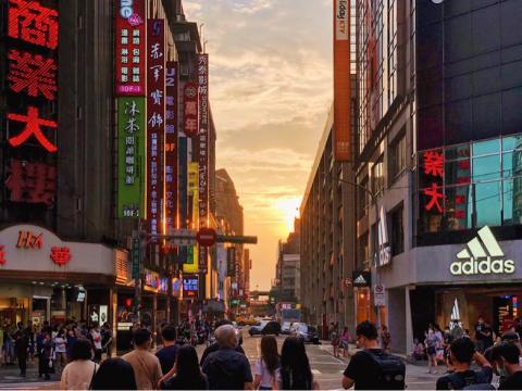 周冠廷 - 人來人往的西門町，這是手機拍的。