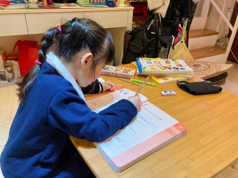 Tom - 國小學生用有系統的教材、繪本學習英文、數字、圖型…等有趣的內容