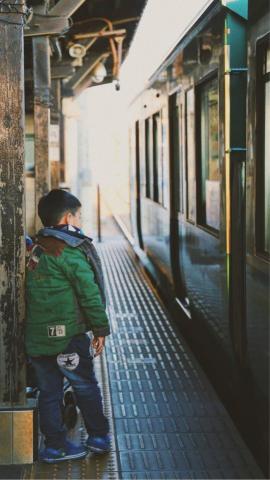 周冠廷 - 【人像攝影】鎌倉的午後 火車緩緩地進站 兒童站在月台邊 光影照下來真的很美 就把他拍下來了