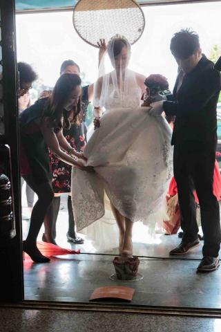 婚禮主持Erica 艾瑞卡 - 家中儀式:協助新娘過火爐踩瓦片 婚禮主持Erica 艾瑞卡 - 家中儀式:協助新娘過火爐踩瓦片