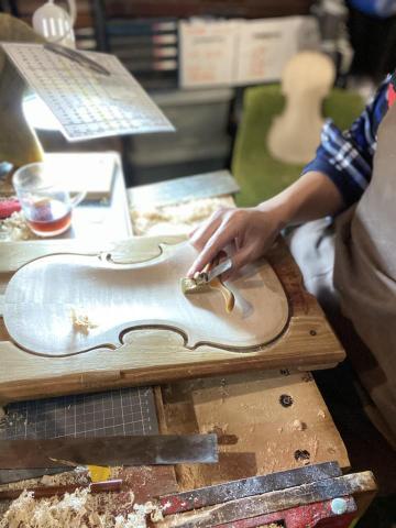 型男音樂教室(提琴製作、提琴維修、提琴教學、提琴表演、婚宴商 - 高階提琴訂製
你是否在尋覓一把
懂你的提琴
與製琴師的面談
訂製有溫度的台灣精品