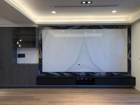 墨室內裝修(系統櫃).墨荷空間設計有限公司 - 電視牆以大理石呈現大器