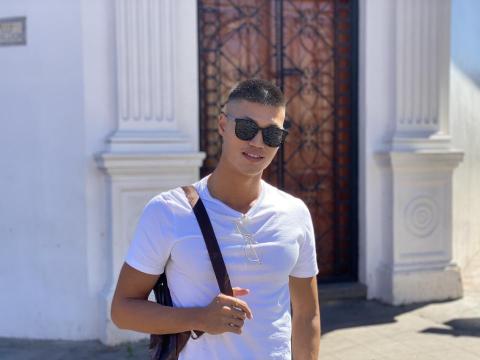 提供多少錢西文服務的專家CHENG WEI