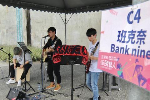 邱元宏 - 擔任樂團班克奈的吉他手