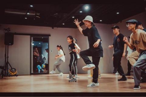 小剛老師 - 街舞教學、初級、入門、進階 皆可討論 - 台中授課 小剛老師 - 街舞教學、初級、入門、進階 皆可討論 - 台中授課