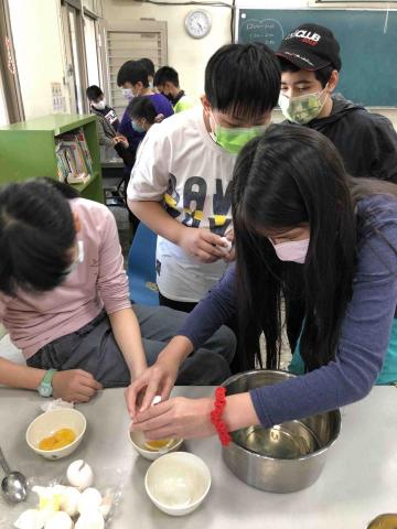 Cynthia Chuang - 教導孩子們做點心！