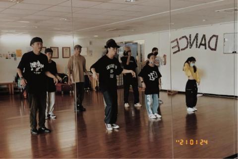 小剛老師 - 街舞教學、初級、入門、進階 皆可討論 - 高雄授課 小剛老師 - 街舞教學、初級、入門、進階 皆可討論 - 高雄授課