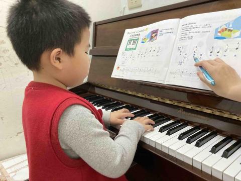 無到府/黃老師鋼琴大安工作室（近附中仁愛） - 學齡前兒童，從遊戲中學音樂，提起學生興趣，自主練習