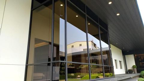 貴賓清潔工作彷 - 展覽屋邀請我們在對於玻璃上清潔