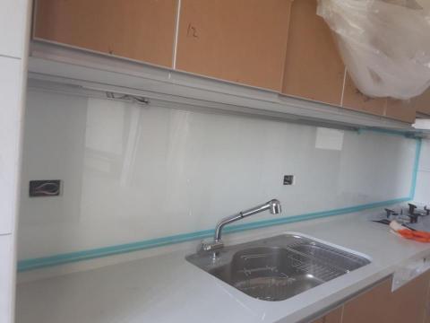 創昕 - 廚房烤漆玻璃安裝