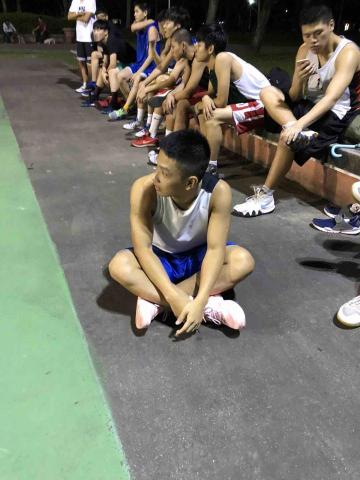 張家瑋 - 練球之餘出門運動