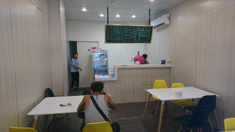 張弘德(阿德師) - 清島西路冰店.年輕人開店預算不多.能省則省