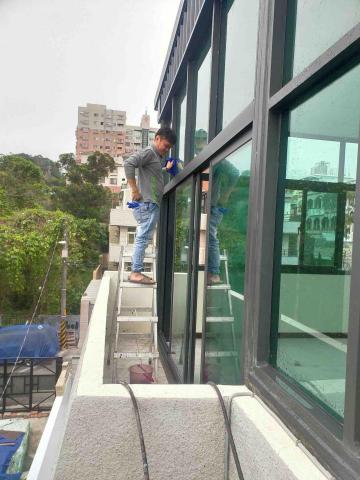 貴婦居家企業社 - 洗玻璃過程中