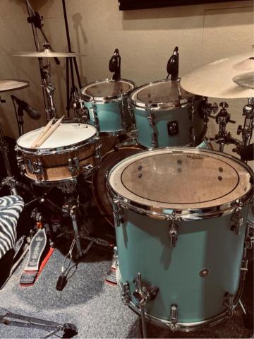 賴以弘 - 教室使用鼓組:Sonor SQ1 5 pieces/Benny Greb signature snare drum/Ziljian k套鈸or Meinl Byzance 套鈸/DW5002雙踏