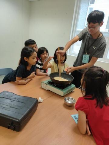 櫻花 - 營隊帶領孩子做杏仁巧克力