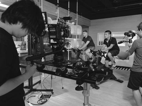 初禾影像創意工作室 - 團隊工作照側拍