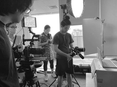 初禾影像創意工作室 - 團隊工作照側拍