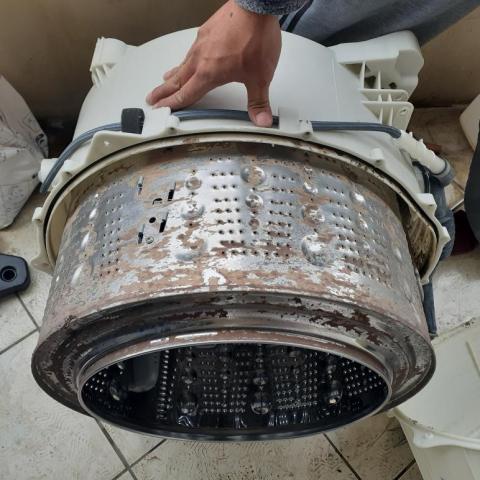 宸家科技高週波專業清洗水管.洗衣機.冷氣機.水電維修 - 滾筒洗衣機清洗前