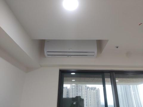小陳師傅 - 富御捷徑-客廳室內機（由於大樓消防管預留在落地窗的正中間，跟客人溝通後將室內機偏左側，巧妙的避開消防管）