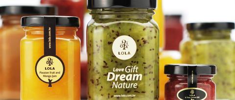 艾森形象設計顧問有限公司 - 蘿拉果醬 LOLA
集結於農家與蘿拉的愛,運用大自然的水果當作獻禮,
如夢似幻的果實與冰糖的交融,自然農法與無添加的天然果甜這是 LOVE、GIFT、DREAM & NATURE只需精準呈現LOLA品牌與理念讓消費者自在體驗大自然的設計工法 艾森形象設計顧問有限公司 - 蘿拉果醬 LOLA
集結於農家與蘿拉的愛,運用大自然的水果當作獻禮,
如夢似幻的果實與冰糖的交融,自然農法與無添加的天然果甜這是 LOVE、GIFT、DREAM & NATURE只需精準呈現LOLA品牌與理念讓消費者自在體驗大自然的設計工法