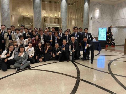 楊仟慧（丸子留學工作室） - 大型的口譯會議現場，與其他日本客人、口譯人員的大合照。