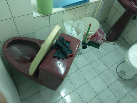 張書瑋 - 拆除舊馬桶