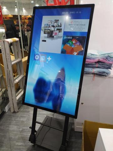 一台車凸歸呆丸 - LED廣告機配送安裝新竹巨城百貨