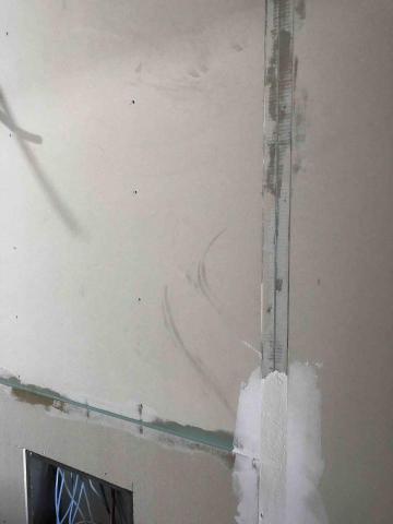 阿強 - 矽酸蓋板上施工中