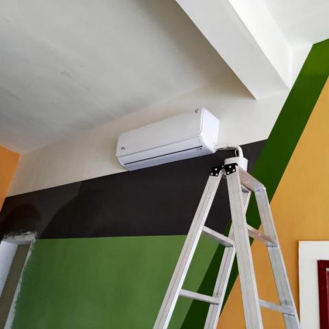 七彩油漆工程 - * 店面牆壁跳色 *  （新潮視覺）