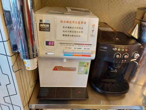 川禾淨水/廖文璁 - 賀眾牌桌上型冰溫熱飲水機