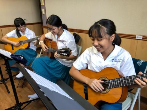 加一吉他 朱致澔 - 曉明女中 加一吉他 朱致澔 - 曉明女中