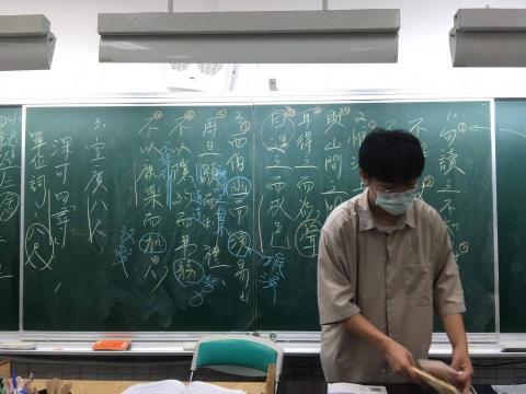 陳定元 - 幫班上同學複習國文課程
