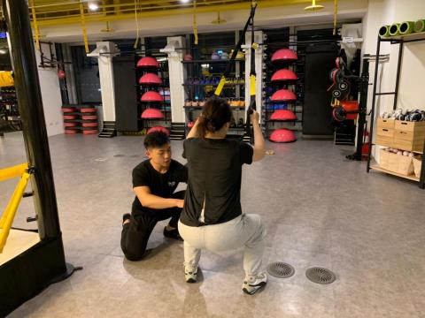 派翠克 - 因深蹲時膝蓋內旋，導致膝關節疼頭，用TRX動作學習減少了許多疼痛感