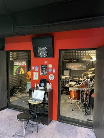 KrabyMusicStudio克雷音樂KMS工作室 - KMS克雷音樂實景照，設備優良，環境單純，師資優秀親切。