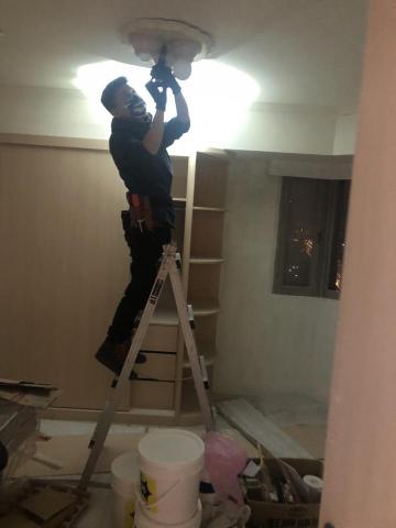 大雁工程管理顧問有限公司 - 燈具安裝中