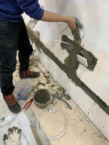 大雁工程管理顧問有限公司 - 壁面坑洞修補中