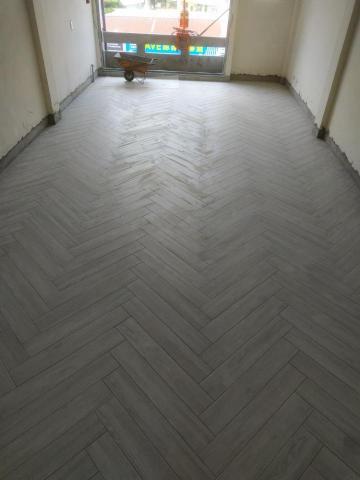 游石山 - 木紋人字貼