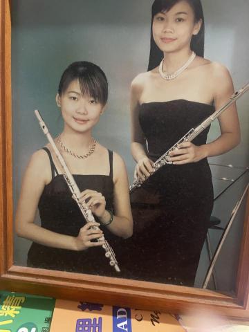 謝喬安 - 從事鋼琴教學，有辦過小朋友成果發表會，還有老師最後上台吹安可曲子，圓滿結束的一場完美的音樂會，也有讓孩子檢定鋼琴長笛的級數喔～
