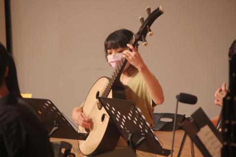 Winni老師音樂教學 - 大阮演奏彩排，此為與樂團合作側拍照片。