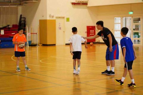 NTUS體育運動培訓學院 - 指導傳球、空手切、擋人運球過人