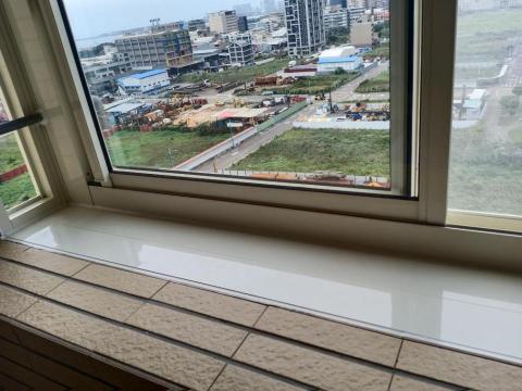 匡鍀鋼鋁門窗公司 - 小陽台稍外推凸窗，檢舉景觀又可防止曬衣潑濕